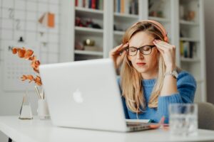 a girl facing headaches because of caffeine withdrawal